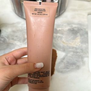 KKW BEAUTY SKIN PERFECTING BODY FOUNDATION with the brush